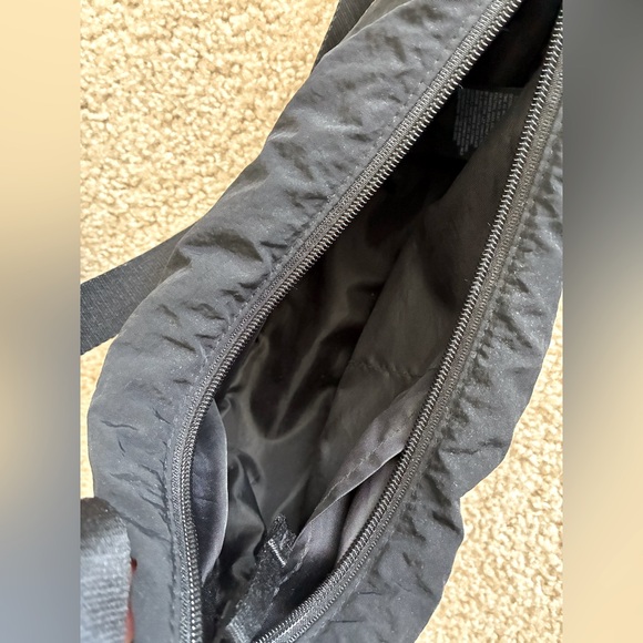 Two Uniqlo shoulder / crossbody bags, black and tan, unisex. - Picture 2 of 4